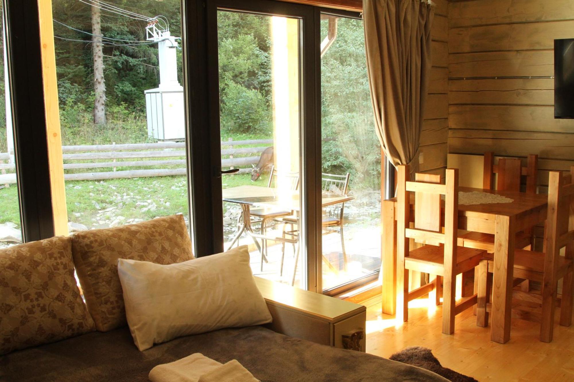 Hotel Berloga-Sinevir Synevyrsʼka Polyana Extérieur photo